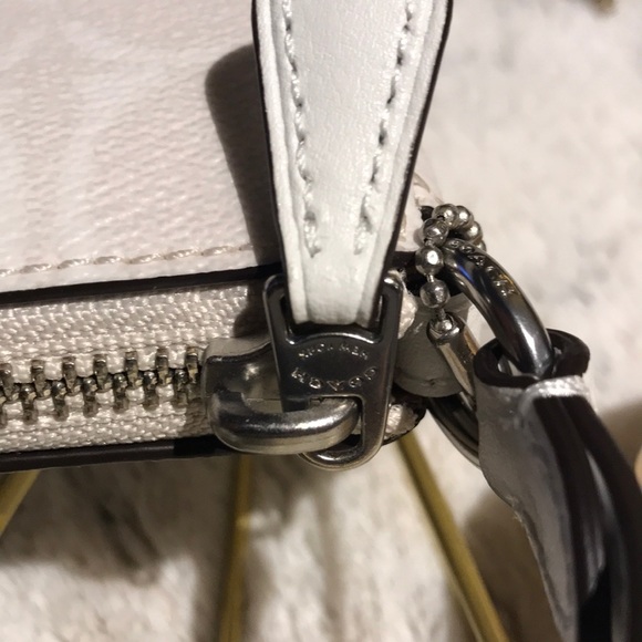 Coach white multi with a Christmas 🚂 beautiful 🎁 - Picture 5 of 13